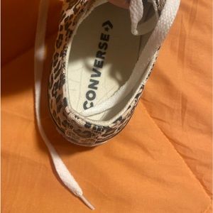 Womans converse worn 2 times indoors- size 8